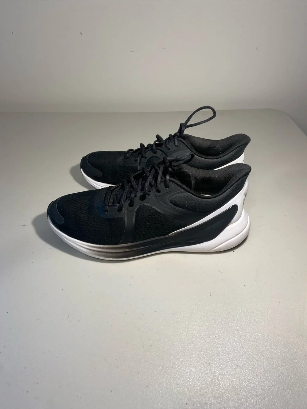 Lululemon Blissfeel Black and White Athletic Women’s Running Shoes SZ 9